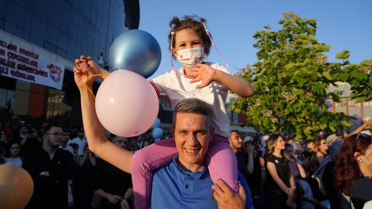 <p>Çağrıda,<strong>"Elif Azra’ya moral için balon uçurmak istiyoruz. Siz de gelir misiniz?</strong>" ifadeler yer aldı. </p>
