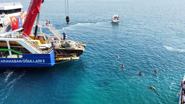 <p>Saros Körfezi'nde deniz ekosistemini zenginleştirmek ve dalış turizmini canlandırmak amacıyla yürütülen 'Saros Körfezi Askeri Tank Batırma ve Yapay Resif Oluşturma Projesi' kapsamında Tekirdağ'ın Çorlu ilçesinden hurda tank getirildi. </p>