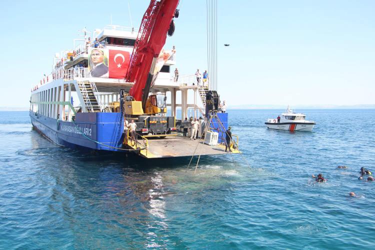 <p>Dalgıçlarımız orada bir çalışma yaptılar fakat çok fazla kumun altına gömüldüğü için belki can güvenliği açısından, bu bizim açımızdan risk oluşturur diye çalışmamızı devam ettiriyoruz ama umudumuz o ki oradaki uçak kalıntısını alıp bu tarafa doğru İbrice Limanı'na doğru biraz daha taşımayı temenni ediyoruz. </p>
