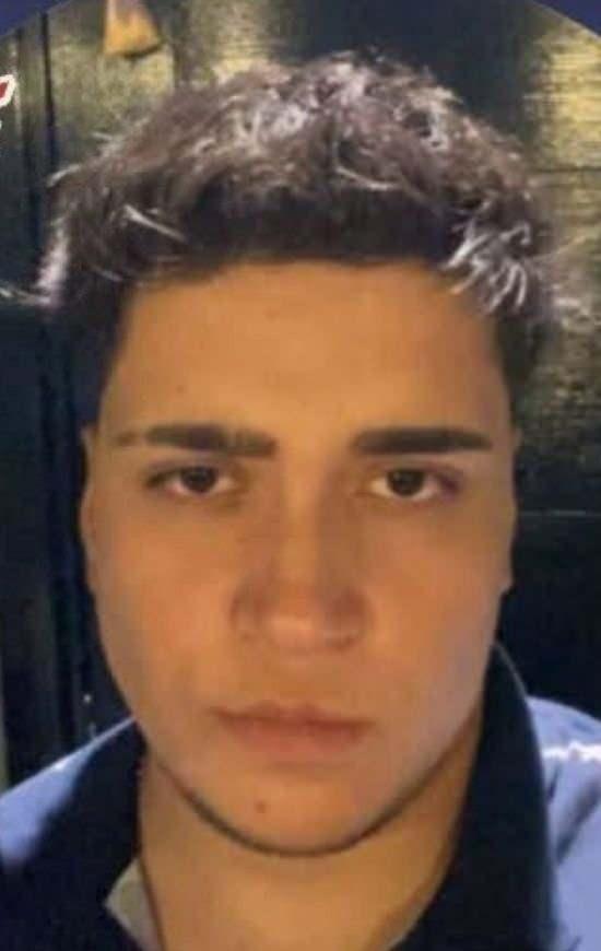 <p><strong>Yusuf Topak’ın (22)</strong> girdiği kavşakta kontrolünü yitirdiği 34 RH 5474 plakalı otomobil, park halindeki 34 DMN 976 plakalı otomobile, ardından da savrulup karşı şeride geçerek kurye Muhammet Yasin Su'nun kullandığı 34 DSS 776 plakalı motosiklete çarptı.</p>
