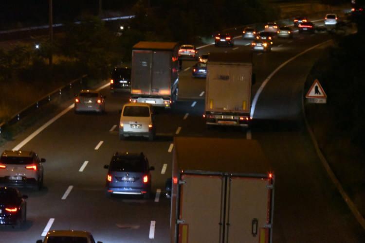 <p>Düzce geçişinde ara ara meydana gelen maddi hasarlı kazalar nedeniyle kapanan yolun kısa sürede açılması için karayolları ekipleri çalışmalar yaparken, İstanbul istikametinde ise normalin çok altında trafiğin ilerlediği görüldü. </p>