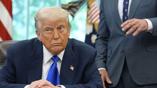 <p>ABD Başkanı Donald Trump, imzaladığı ve pazartesi gece yarısı itibarıyla yürürlüğe girecek olan kararla 12 ülke vatandaşlarının ülkeye girişine ulusal güvenlik gerekçesiyle yasak getirdi.</p>
<p> </p>
<p>İŞTE O ÜLKELER</p>