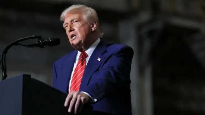 <p>Trump,<strong><em> "Güvenli ve güvenilir bir şekilde inceleyemediğimiz hiçbir ülkeden açık göç alamayız. Bu nedenle Yemen, Somali, Haiti, Libya ve diğer birçok ülke için seyahat kısıtlamaları getiren yeni bir karar imzalıyorum"</em></strong> şeklinde açıklama yaptı.</p>

<p> </p>

