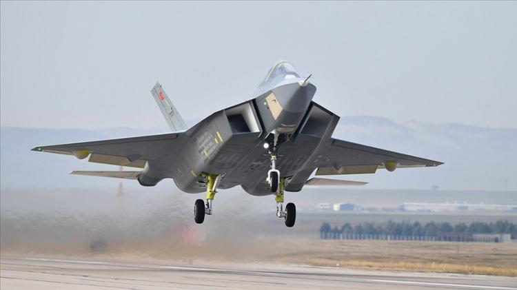 <p><strong>KAAN’IN TEKNİK ÖZELLİKLERİ MERCEK ALTINDA</strong></p>

<p> </p>

<p>Newsweek, KAAN’ın teknik donanımı hakkında da kapsamlı bilgi verdi.</p>

<p>Haberde, KAAN’ın:</p>

<p><strong>Süpersonik hıza ulaşabildiği,</strong></p>

<p><strong>Uzun ve kısa menzilli saldırı kabiliyetine sahip olduğu,</strong></p>

<p><strong>Dahili silah sistemleriyle yeni nesil jetlerle rekabet edebileceği,</strong></p>

<p><strong>Yapay zekâ destekli muharebe altyapısına sahip olduğu belirtildi.</strong></p>

<p> </p>
