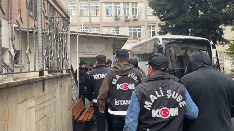 <p>İstanbul merkezli yolsuzluk soruşturmasında gözaltına alınan CHP eski milletvekili Aykut Erdoğdu, dün çıkarıldığı mahkemece tutuklandı. Erdoğdu'nun da Saraçhane merkezli rüşvet düzeninin çantacısı olduğu ortaya çıktı. </p>
<p> </p>