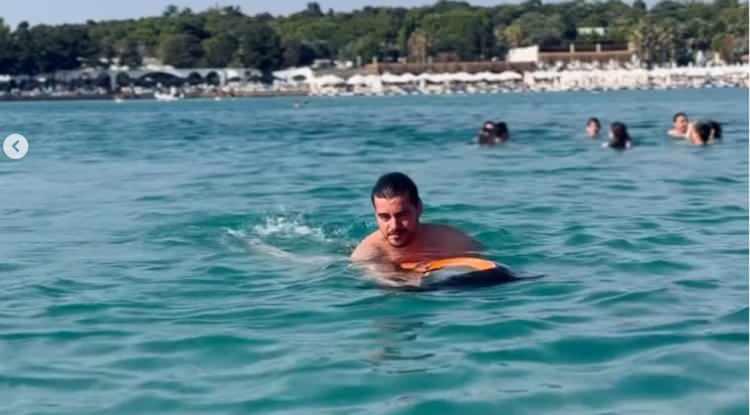 <p>Takla atan aracın i&ccedil;inde Berk Atan ve set ekibi vardı.</p>
