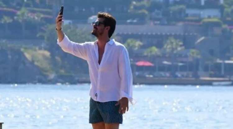 <p>Tedavisinin ardından taburcu olan oyuncu, Bodrum'da bir iskelede telefon görüşmesi yaparken görüntülendi.</p>
