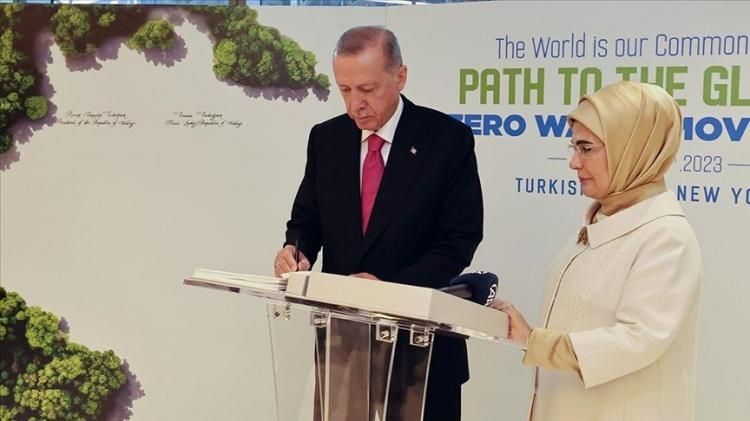 <p>BM 78. Genel Kurulu kapsamında Emine Erdoğan'ın öncülüğünde New York'taki Türkevi'nde "Küresel Sıfır Atık Hareketine Doğru" etkinliği düzenlendi. Etkinlikte Cumhurbaşkanı Recep Tayyip Erdoğan, "Küresel Sıfır Atık İyi Niyet Beyanı"na ilk imzayı attı.</p>

<p>Dijital platforma taşınan ve bireysel imzaya açılan beyanı, bugüne kadar aralarında 40'tan fazla devlet ve hükümet başkanı ve eşi ile uluslararası üst düzey temsilcinin de olduğu 112 ülkeden yaklaşık 15 bin kişi imzaladı.BM 78. Genel Kurulu kapsamında Emine Erdoğan'ın öncülüğünde New York'taki Türkevi'nde "Küresel Sıfır Atık Hareketine Doğru" etkinliği düzenlendi. Etkinlikte Cumhurbaşkanı Recep Tayyip Erdoğan, "Küresel Sıfır Atık İyi Niyet Beyanı"na ilk imzayı attı.</p>

<p>Dijital platforma taşınan ve bireysel imzaya açılan beyanı, bugüne kadar aralarında 40'tan fazla devlet ve hükümet başkanı ve eşi ile uluslararası üst düzey temsilcinin de olduğu 112 ülkeden yaklaşık 15 bin kişi imzaladı.</p>
