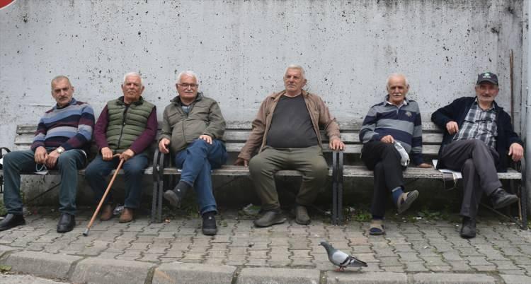 <p>İçinden geçen dereye göre ikiye bölünen köyde aynı ailenin üyeleri iki farklı ülkede yaşamak zorunda kaldı. Yöre halkı, farklı ülkelerin vatandaşı olmalarına rağmen 104 yıldır akrabalık ilişkilerini ve kültürel bağlarını sürdürüyor. </p>