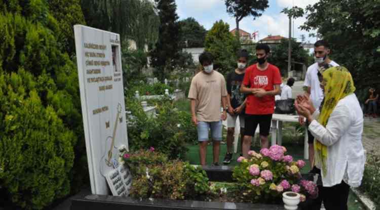 <p>Bir döneme damgasını vuran rock yıldız Barış Akarsu, kısa süreli kariyerine rağmen milyonların gönlünde taht kurmayı başarmıştı.</p>