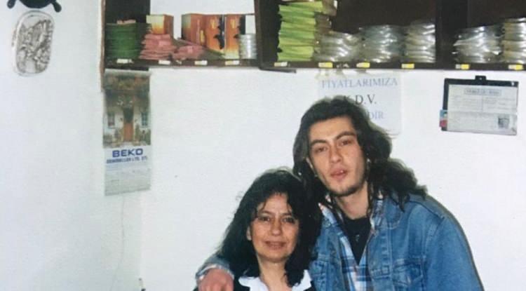 <p>Müziği, sahne performansı ve samimiyetiyle kendini sevdiren şarkıcı, 2000'li yıllarda adını geniş kitlelere duyurmuştu.</p>