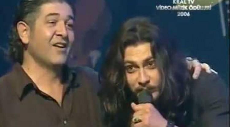 <p>Genç şarkıcı, vefatının üzerinden yıllar geçmesine rağmen hâlâ rahmetle anılıyor ve şarkıları dinleniyor.</p>