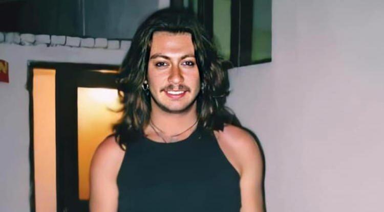 <p>Genç sanatçının babası Selahattin Akarsu, verdiği bir röportajda oğlunun ismine dair açıklamalarda bulundu.</p>