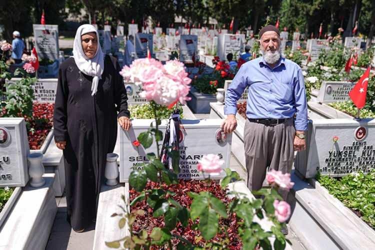 <p><strong>ANKARA'DA DA ŞEHİTLİKLER DOLDU</strong></p>
<p> </p>
<p>Başkentteki Cebeci Askeri Şehitliği, Karşıyaka’daki 15 Temmuz Şehitliği ve Polis Şehitliği'ne sabahın ilk saatlerinden itibaren gelen ziyaretçiler, kabir başlarında dualar okudu, mezarlara su döküp çiçek bıraktı. Türkiye Gaziler ve Şehit Aileleri Vakfı tarafından düzenlenen programda, çocuklara hediyeler verilirken, kabirlere karanfiller bırakıldı. Vakıf Başkanı ve gazi Lokman Aylar, “Şehit aileleri için bayram, ne yazık ki buruk geçiyor. Biz bu acıyı en yakından hissedenleriz. Terörsüz bir Türkiye en büyük temennimiz. Bu yolda devletimize güveniyoruz” dedi. Aylar, toplumda şehit ailelerinin yüreklerini incitecek bir sürecin yaşanmaması gerektiğini vurgulayarak, “Genel af gibi talepleri kesinlikle kabul etmiyoruz. Şehitlerimizin kanını yerde bırakmamalıyız. Vatanın birliği ve bekası, hepimiz için her şeyden kıymetlidir” diye konuştu.</p>