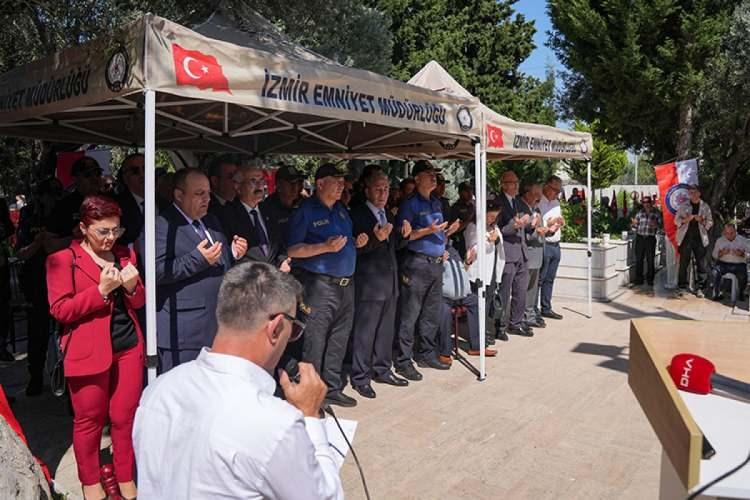 <p><strong>"SANKİ ONU GÖRÜYORMUŞUM GİBİ"</strong></p>
<p> </p>
<p>Şehit Piyade Uzman Çavuş Mustafa Kale’nin annesi Perihan Kale ise 19 yıl önce şehit olan oğlunun kabrine yaptığı ziyareti şu sözlerle anlattı: Mezarına her gelişimde sanki oğlumu yeniden görmüş gibi oluyorum. Babasız büyüyen çocuğu şimdi üniversitede. Ne zaman fırsat bulsak mezarını ziyarete geliyoruz. 2005 yılında Hakkari'nin Şemdinli ilçesinde askeri aracın mayına basması sonucu şehit olan Piyade Çavuş Ender Alper’in silah arkadaşı, olayda yaralanarak gazi olan Mehmet Eğin de bu anlamlı günde şehitlikteydi. Eğin, “Şehit ailelerinin yanındayız, onları yalnız bırakmıyoruz” dedi.</p>