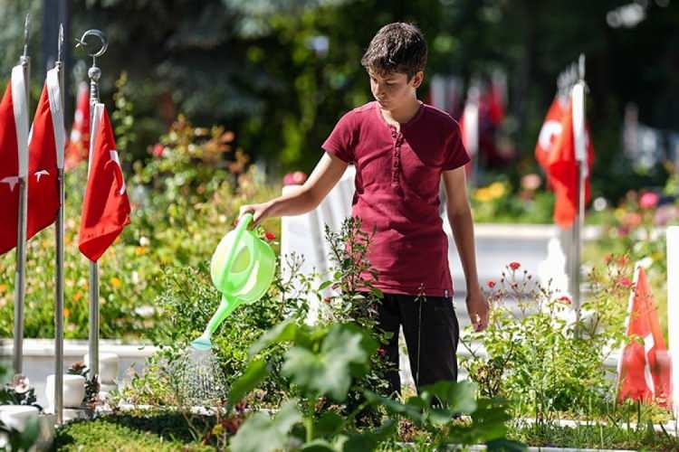 <p><strong>İZMİR'DE GÖZYAŞLARI SEL OLDU</strong></p>
<p> </p>
<p>İzmir'de Işıkkent Polis Şehitliği’nde düzenlenen törende duygusal anlar yaşandı. Şehit aileleri mezar başında Kur’an okuyarak gözyaşı dökerken, İl Emniyet Müdürü Celal Sel ve beraberindeki emniyet mensupları da kabirlere karanfiller bıraktı. Emekli polis memuru Osman Demirkollu, 2003 yılında Mardin Dargeçit'te şehit olan oğlu Ozan Demirkollu’yu anlattı: Bana veda ederken ‘Baba, ben şehit olacağım’ dedi. Şehit oldu. Yüreği güzel bir evlattı. O günden beri telefon numarasını bile silemedim. Hâlâ bir gün arayacakmış gibi bekliyorum. Vatan için gitti. Hepimizin başı sağ olsun.</p>
<p><strong>"EMANETLERİNE SAHİP ÇIKIYORUZ"</strong></p>
<p> </p>
<p>Tunceli’de 2006 yılında görevden dönerken yaşanan kazada şehit olan Müslim Sertkayalı’nın ailesi de bayram arifesinde oğullarının kabrindeydi. Anne Gülçimen Sertkayalı, “Oğlumun bir kızı vardı. Onun emaneti bizde. Unutulmadığımızı biliyoruz. Allah devletimizden, milletimizden razı olsun” diyerek duygularını paylaştı.</p>