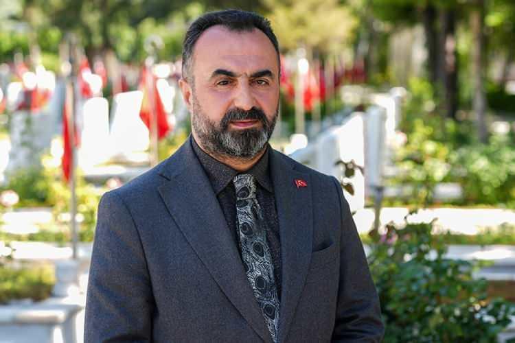 <p><strong>ADANA</strong></p>
<p> </p>
<p>Adana'da şehit aileleri, Asri Mezarlığı'ndaki Garnizon Şehitliği ve Buruk Mezarlığı'ndaki Polis Şehitliği'ne ziyarette bulundu.</p>
<p> </p>
<p>Türk bayraklarıyla donatılan kabirlere çiçek bırakan aileler, Kur'an-ı Kerim okudu, dua etti. Kahramanmaraş merkezli 6 Şubat 2023'teki depremlerde yakınlarını kaybedenler de Kurban Bayramı arifesinde merkez Çukurova ilçesindeki Kabasakal Mezarlığı'na gitti. Çiçek koydukları mezarların başında dua eden aileler, Kur'an-ı Kerim okudu.</p>