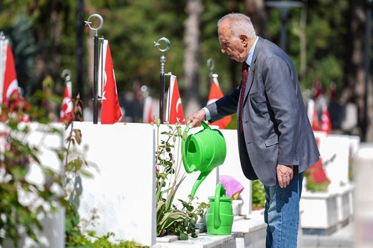 <p><strong>MERSİN</strong></p>

<p> </p>

<p>Mersin'de de vatandaşlar, Toroslar ilçesindeki Şehir Mezarlığı'ndaki şehitlikte yakınlarının kabirlerine çiçek bıraktı, dua okudu. Vali Atilla Toros, Büyükşehir Belediye Başkanı Vahap Seçer, Akdeniz Bölge ve Garnizon Komutanı Tuğamiral Ali Tuna Baysal, İl Emniyet Müdürü Kamil Karabörk, İl Jandarma Komutanı Tuğgeneral Ercan Atasoy ve bazı milletvekilleri, şehit yakınları ile vatandaşlarla bayramlaştı.</p>

