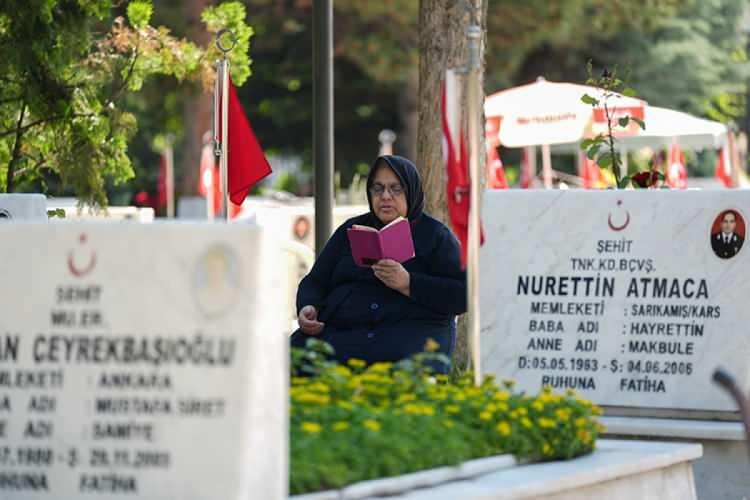 <p><strong>KOCAELİ</strong></p>

<p> </p>

<p>Kocaeli İl Protokolü, Kurban Bayramı arefesinde Bağçeşme Namazgah Şehitliği'ni ziyaret etti. İzmit ilçesindeki şehitlikte gerçekleştirilen programa, Vali İlhami Aktaş, Deniz Eğitim ve Öğretim Garnizon Komutanı Tümamiral Hüseyin Tığlı, Büyükşehir Belediye Başkanı Tahir Büyükakın, Cumhuriyet Başsavcısı Semih Akgün, İl Emniyet Müdürü Faruk Karaduman, İl Jandarma Komutanı Albay Murat Bozkurt, gaziler ve şehit aileleri katıldı. Program, Kur'an-ı Kerim tilaveti ve dua edilmesiyle başladı. Ardından Vali Aktaş ve protokol üyeleri, şehit kabirlerine karanfil bıraktı.</p>
