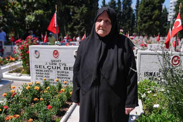 <p><strong>SAKARYA</strong></p>

<p> </p>

<p>Sakarya'da Serdivan Mezarlığı'na gelenler, yakınlarının mezarı başında oturup Kur'an-ı Kerim okudu, dua etti. Çiçekleri sulayarak mezarlara bakım yapan vatandaşların zaman zaman hüzünlendiği görüldü.</p>

<p><strong>BARTIN</strong></p>

<p> </p>

<p>Bartın'da bayram öncesi belediye tarafından şehir merkezinde bulunan Halatçıyaması Asri, Karaköy, Orduyeri, Aladağ, Gölbucağı ve Erenler mezarlıklarının bakım ve onarımı tamamlandı. Ziyarete hazır hale getirilen mezarlıklarda vatandaşlar, yakınlarının kabirleri başında Kur'an-ı Kerim okuyup dua etti. Halatçıyaması Asri Mezarlığı'nı ziyaret eden vatandaşlar, yakınlarının mezarlarına su döküp çiçek bıraktı, büyüyen otları da temizledi. Bazılarının zaman zaman duygulandığı görülen vatandaşlar, yakınlarının kabri başında Kur'an-ı Kerim okudu, dua etti.</p>
