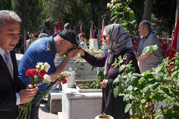 <p><strong>KIRŞEHİR</strong></p>
<p> </p>
<p>Kırşehir Şehit Hava Pilot Astsubay Çavuş Ahmet Tozluklu Şehitliği'nde düzenlenen törende, Kur'an-ı Kerim okundu, dua edildi. Törene katılan Vali Murat Sefa Demiryürek, CHP Kırşehir Milletvekili Metin İlhan, Belediye Başkanı Selahattin Ekicioğlu, İl Emniyet Müdürü Erdoğan Kartal, İl Jandarma Komutanı Jandarma Albay Ahmet Yıldırım, protokol üyeleri ve siyasi partilerin temsilcileri, şehit mezarlarına karanfil bıraktı. Demiryürek ve beraberindekiler, şehit aileleriyle bir süre görüştü ve bayramlarını kutladı.</p>