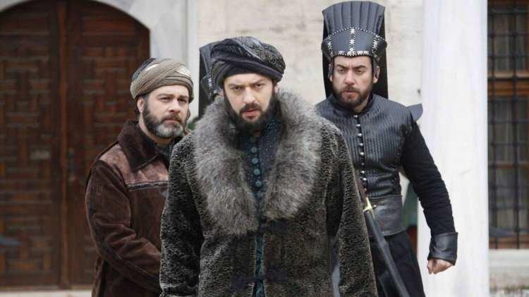 <p><span style="color:#000000">Bir dönem rol aldığı projelerle adından söz ettiren Okan Yalabık uzun süre sonra ilk kez görüntülendi. Aldığı kilolarla dikkat çeken Ünlü oyuncunun son hali gündem oldu.</span></p>