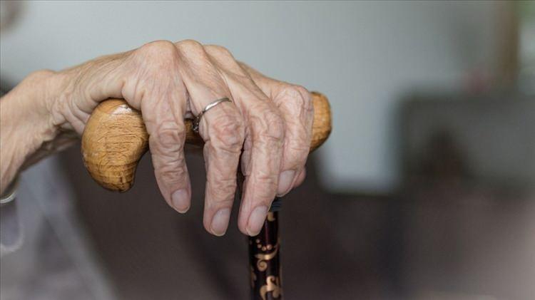 <p>Alzheimer’s Research UK Araştırma Direktörü Dr. Julia Dudley ise, <strong>"Teşhisi geliştirmemiz acil bir ihtiyaç. Bu çalışma, kan testlerinin erken evrede hafıza ve düşünme sorunları yaşayan kişilerde Alzheimer hastalığını yüksek doğrulukla tespit edebildiğini gösteriyor." </strong>ifadelerini kullandı.</p>
<p> </p>