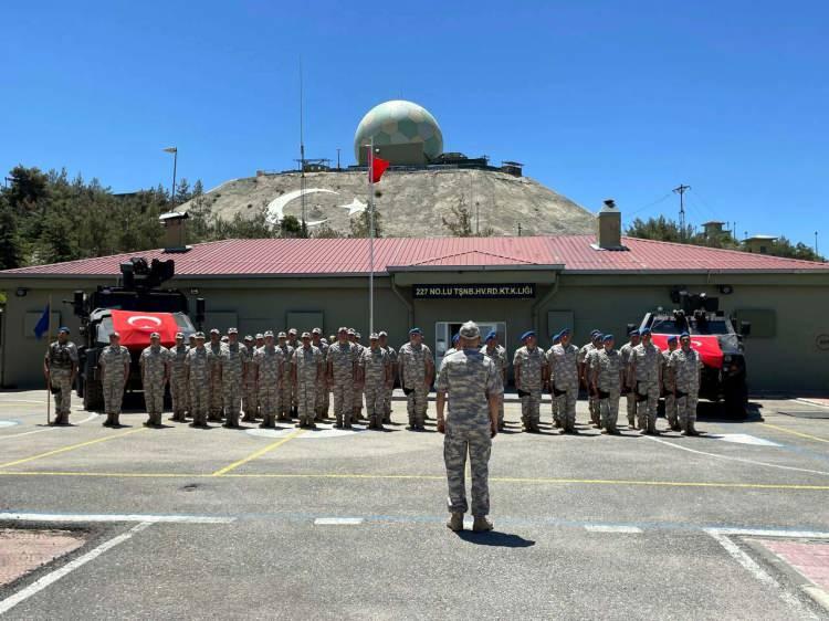 <p><span style="color:rgb(33, 37, 41)"> Hava Radar Bölük Komutanı Hava Muhabere Üsteğmen Nacaroğlu, kulede nöbet tutan bazı askerleri de sürpriz yaparak aileleri ile cep telefonundan görüntülü görüştürerek bayramlaşmalarını sağladı.</span></p>
