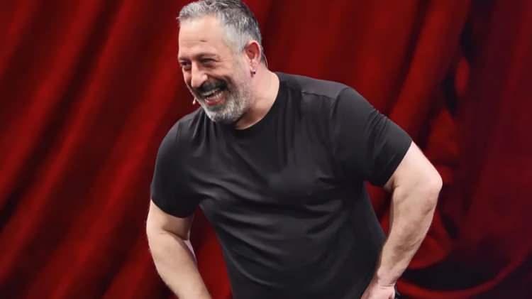 <p>Cem Yılmaz, yaklaşık bir yıldır sürdürdüğü CEM YILMAZ – CMXXIV gösterisiyle Türkiye, Avrupa ve Amerika’da sahne alarak yoğun bir turne temposu yaşıyor.</p>