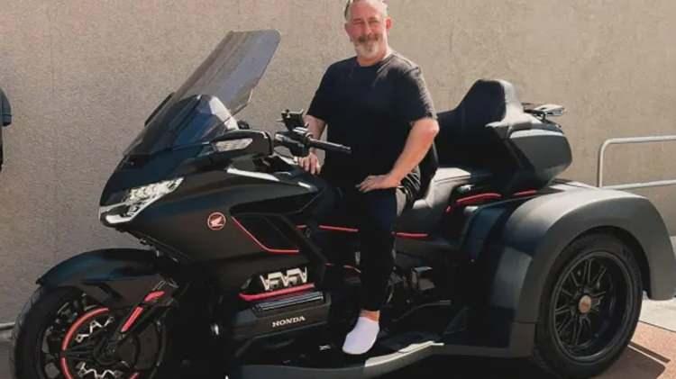 <p> </p>
<p class="MsoNormal">Yeni aracıyla objektifler karşısına geçen Cem Yılmaz, sosyal medya platformunda tüm dikkatleri bir kez daha üzerinde topladı.<o:p></o:p></p>
<p> </p>