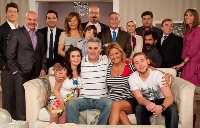 <p><strong>Pınar Altuğ</strong> ile <strong>Tamer Karadağlı</strong>'nın başrol olarak oynadığı <strong>"Çocuklar Duymasın"</strong> dizisinde <strong>'Çaycı Hüseyin'in</strong> yakın arkadaşı <strong>'Şükrü'</strong> karakterini canlandıran<strong> Şükrü Koruyucu</strong>, oyunculuk kariyerine başlamadan önce <strong>Kocaeli</strong>'de otobüs şoförlüğü yapıyormuş.</p>