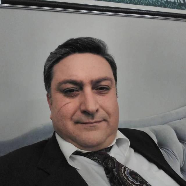 <p><span style="color:#800080"><strong>OYUNCULUĞA BU YÜZDEN ARA VERMİŞ</strong></span></p>
<p>Kamera arkasında da çalışan çalıştığını belirten iki çocuk babası oyuncu, ritim bozukluğu nedeniyle kalbine pil takıldığını ve bu nedenle oyunculuğa ara verdiğini açıkladı: <em><strong>"İstanbul'dan uzak kalınca sektörden de uzaklaşıyorsun ama ekranlara dönmek istiyorum."</strong></em></p>