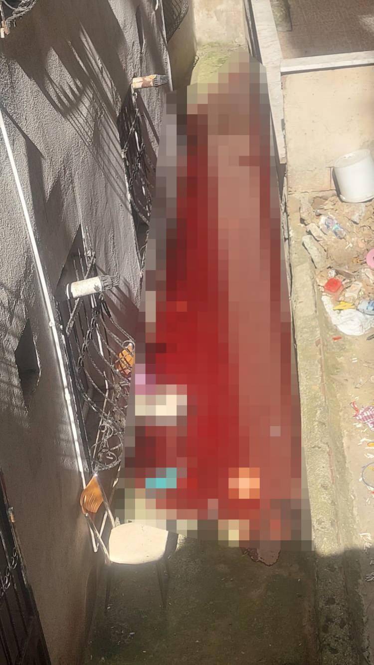 <p>Gaziosmanpaşa'da, Kurban Bayramı'nın ilk gününde kanalizasyondan gelen kurban kanı 2 dairenin içine doldu. Bahçenin su giderinden ve tuvalet giderinden taşan kan nedeniyle evdeki eşyalar kulllanılamaz hale geldi.</p>