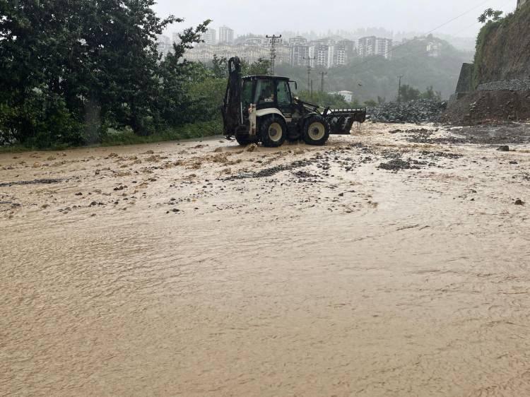 <p>Taşkın ve kaya düşmelerinin de meydana geldiği bölgede, Büyükşehir Belediyesi Trabzon İçme Suyu ve Kanalizasyon İdaresi Genel Müdürlüğü, itfaiye, AFAD ve belediye ekiplerinin çalışmaları sürüyor.</p>

<p> </p>
