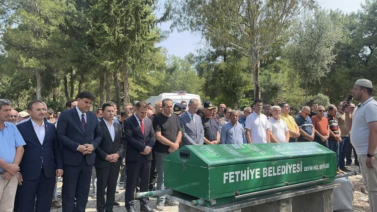 <p>Ailesinin 3 kız çocuğundan en küçüğü olan Günlü'nün cenazesinde yürekleri burkan anlar yaşandı.</p>