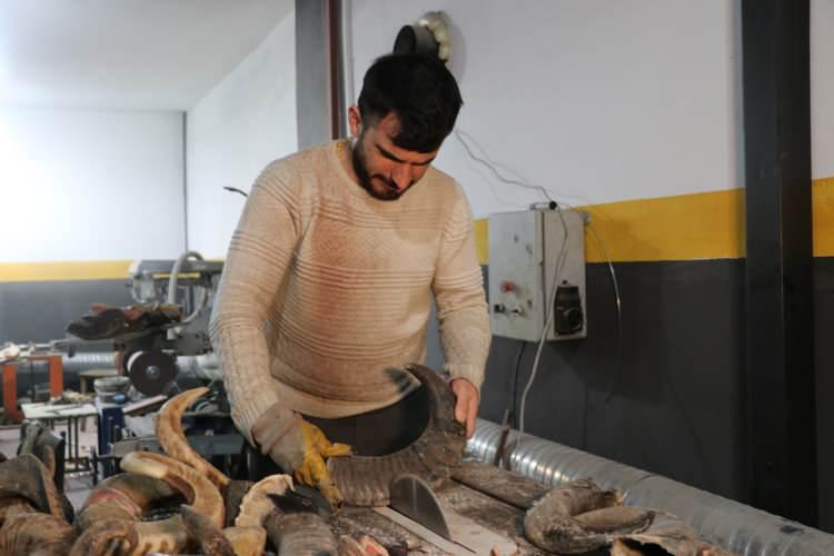<p><span style="color:#A52A2A"><strong>24 AYAR ALTIN KAPLAMA </strong></span></p>
<p>Dişi manda boynuzundan yapılan ve 24 ayar altın kaplama ile süslenen özel üretim bıçak, koleksiyonculara hitap ediyor.</p>