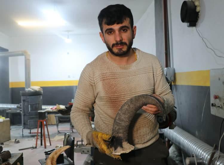 <p>Sivas'ta bıçak ustası olarak çalışan Emre Göçeri, Türkiye’de eşi benzeri olmayan özel bir bıçak üreterek <strong>60 bin TL satışa sundu.</strong></p>