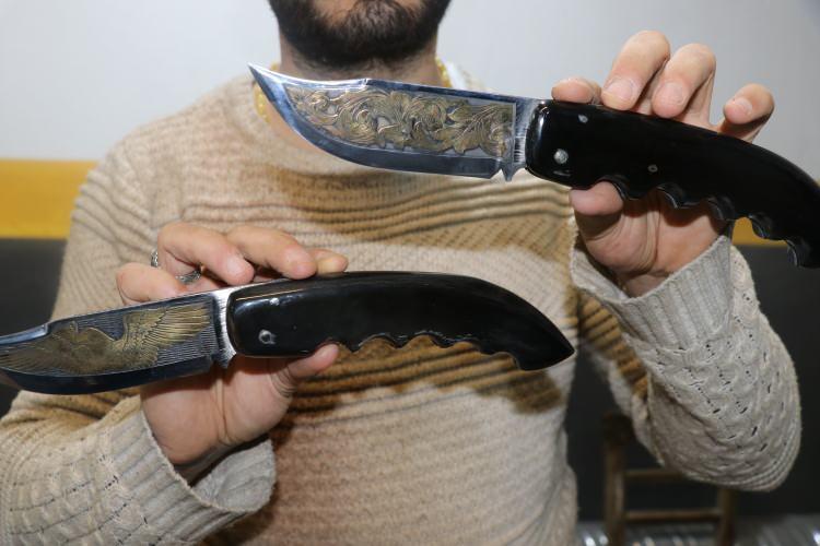 <p>Kapımında hiçbir kalıp ya da mekanik parça kullanılmadan tek parça manda boynuzundan 30 santimetrelik bir bıçak üreten Göçeri, aynı zamanda gravür işlemler ile birlikte bıçağı sadece kesici bir alet değil, adeta bir sanat eserine dönüştürdü. </p>
