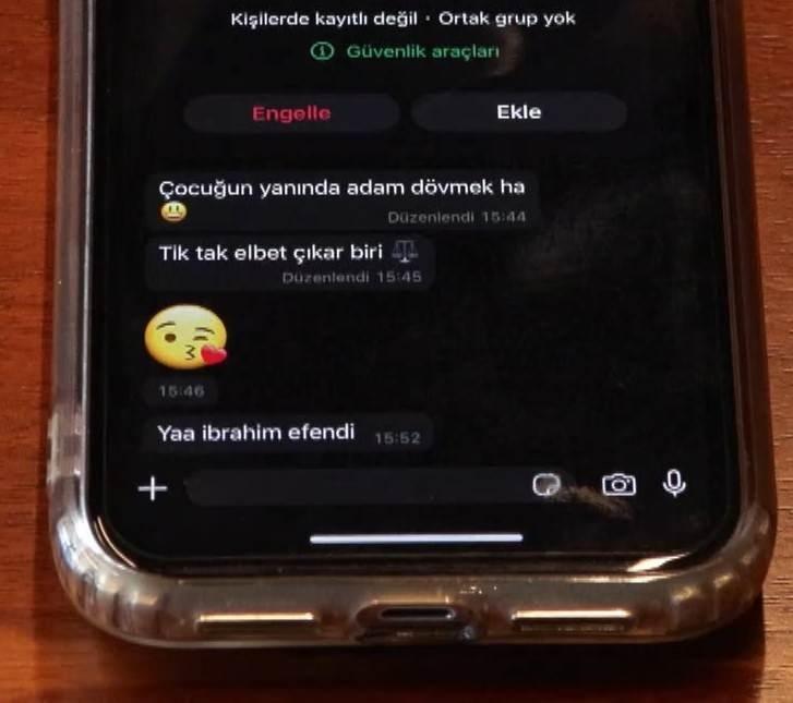 <p> Ben gittim yanına. Bana 'seninle görüşeceğiz' hareketini yaptıktan sonra yanına gittim. Bak kaç yaşında adamsın dedim. Yanında çoluğun çocuğun var. Düştüğün duruma değer mi dedim. Sonra yoluma devam ederken işte güvenlik görevlilerini gördü şikayetçiyim dedi. Sonra geldi bana arkadan vurdu. Ben de o saatten sonra kendimi korumam gerekiyordu. Kendimi korudum orada. Daha sonra da karakola götürüldük. Beyefendi de geldi, ben de gittim. Beyefendi benden şikayetçi olmadı. Daha sonradan da bana geldiler. Ben aslında şikayetçi olacaktım orada. Bana dediler ki ‘beyefendi senden şikayetçi olmadı. Sen de konuyu uzatma.’ Çünkü ben darbedildim. Hani bana vuruyorlar orada. Uzatma bu konu kapansın dediler. Ben de tamam dedim. Karşılıklı olarak birbirimizden şikayetçi olmadık. Karakoldan ayrıldık. Bundan dolayı da benim herhangi bir tutukluluk sürecim olmadı" dedi.</p>
<p> </p>
