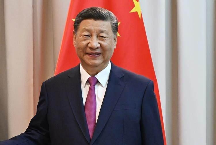 <p><strong><span style="color:#B22222">XI JINPING</span> | BIG DADY XI</strong></p>
<p> </p>
<p><strong>Anlamı: </strong>Büyük Baba XI</p>
<p> </p>
<p><strong>Çin </strong>Devlet Başkanı</p>