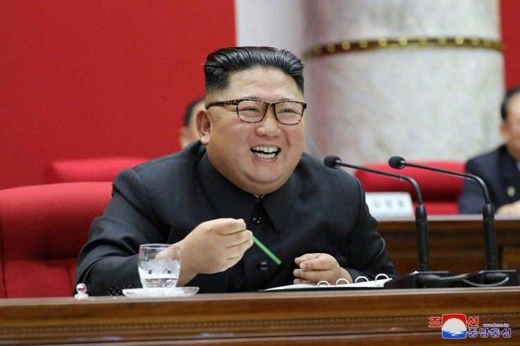 <p><strong><span style="color:#B22222">9)  KIM JONG-UN </span> |  Kuzey Kore Lideri</strong></p>

<p> </p>

<p>Nükleer silahlara sahip Kuzey Kore’nin lideri; uluslararası dengeleri değiştirme gücüne sahip.</p>

<p> </p>

<p><strong>Ayrıca sürekli füze denemeleri yaparak bütün dünyayı tedirgin ediyor.</strong></p>
