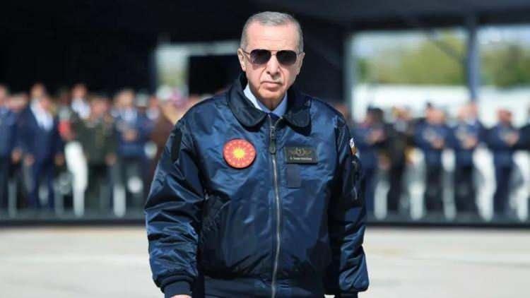 <p><strong><span style="color:#B22222">4)  RECEP TAYYİP ERDOĞAN </span> |  TÜRKİYE CUMHURİYETİ CUMHURBAŞKANI</strong></p>

<p> </p>

<p>Türkiye’nin güçlü ordusu ve stratejik konumuyla bölgesel ve küresel denklemlerde etkili.</p>

<p> </p>

<p>Son 20 yılda savunma sanayiinde attığı önemli adımlar, Türkiye'nin bağımsızlık düzeyini üst seviyeye çekti.</p>
