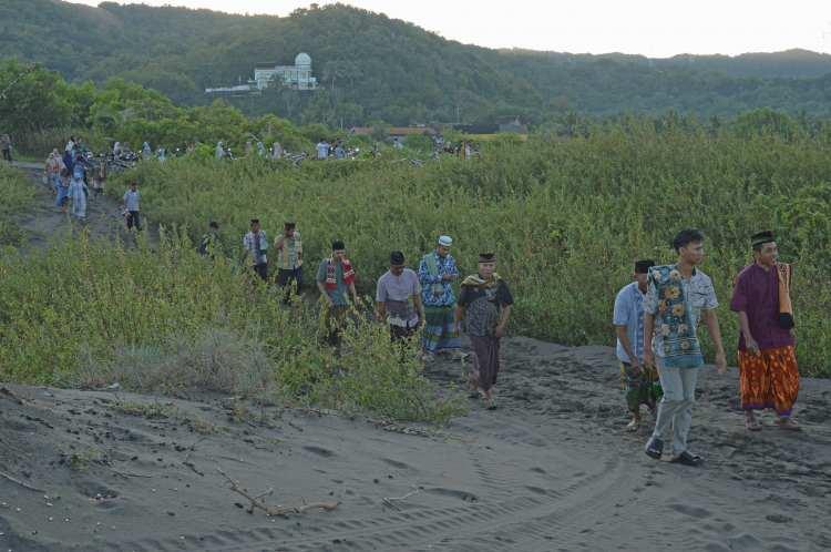 <p>Endonezya'nın Yogyakarta şehrinde Kurban Bayramı dolayısıyla bir araya gelen Müslümanlar Parang Kusomo sahilinde açık havada bayram namazı kıldı.</p>