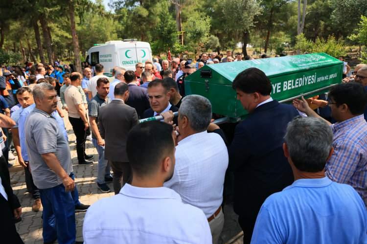 <p>Günlü'nün naaşı, Eldirek Mezarlığı'nda kılınan cenaze namazının ardından toprağa verildi.</p>

<p> </p>
