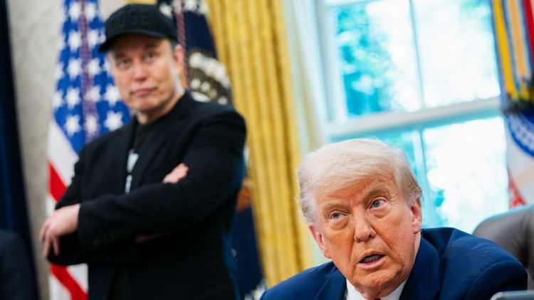 <p><span style="color:#B22222"><strong>"BÜYÜK BOMBAYI PATLATMANIN ZAMANI GELDİ" DİYEREK AÇIKLADI!</strong></span></p>
<p> </p>
<p>ABD Başkanı Donald Trump ve Elon Musk'ın arasındaki savaş bir X paylaşımıyla daha büyük boyuta ulaştı. Musk, yapmış olduğu paylaşımda Epstein skandalı listesinde Trump'ın da olduğunu belirterek, belgelerin paylaşılmamasının sebebinin bu olduğunu söyledi.</p>
<p> </p>
<p>Açıklamasında şu ifadeler yer verdi: "<strong>Büyük bombayı patlatmanın zamanı geldi. Trump'ın adı Epstein belgelerinde yer alıyor, dosyaların kamuoyuna açıklanmamasının asıl sebebi bu”</strong></p>