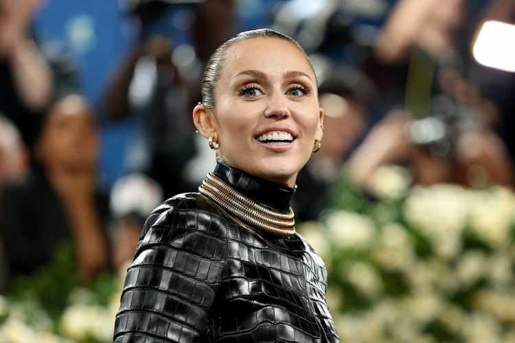 <p><strong><span style="color:#B22222">MILEY CYRUS  </span>|  Şarkıcı</strong></p>
