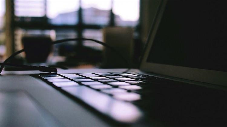 <p>Yamout, "Ayrıca teknolojik bir boyut da var. Bazı ülkeler, başka ülkelere askeri teknolojiler veya üretim desteği veriyor. Bu durum, diğer APT gruplarının bu ülkeleri daha yakından anlamak istemesine neden oluyor. Bu nedenle o ülkelerin sistemlerine sızarak hassas bilgileri ele geçirmeye çalışıyorlar. Hangi teknolojileri kullanıyorlar, ne üretiyorlar gibi soruların cevabını öğrenmek istiyorlar." diye konuştu.</p>
<p> </p>