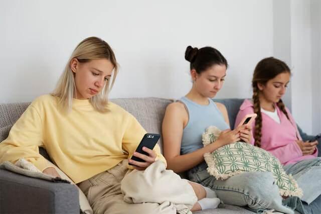 <p>Eskiden evde misafir varken <strong>telefon ile oynamak</strong> ya da <strong>televizyon izlemek</strong> ayıp sayılan bir davranıştı. Ev sahibinin tüm dikkatini misafire vermesi gerekirdi. Ancak şimdilerde bu durum tam tersi şekilde seyrediyor. Artık insanlar evinde misafir varken sohbet ederken <strong>telefonla oynamak</strong> ya da <strong>televizyondan bir şeyler izlemek</strong> ve bu durum bir <strong>rahatlık göstergesi</strong> olarak kabul ediliyor.</p>