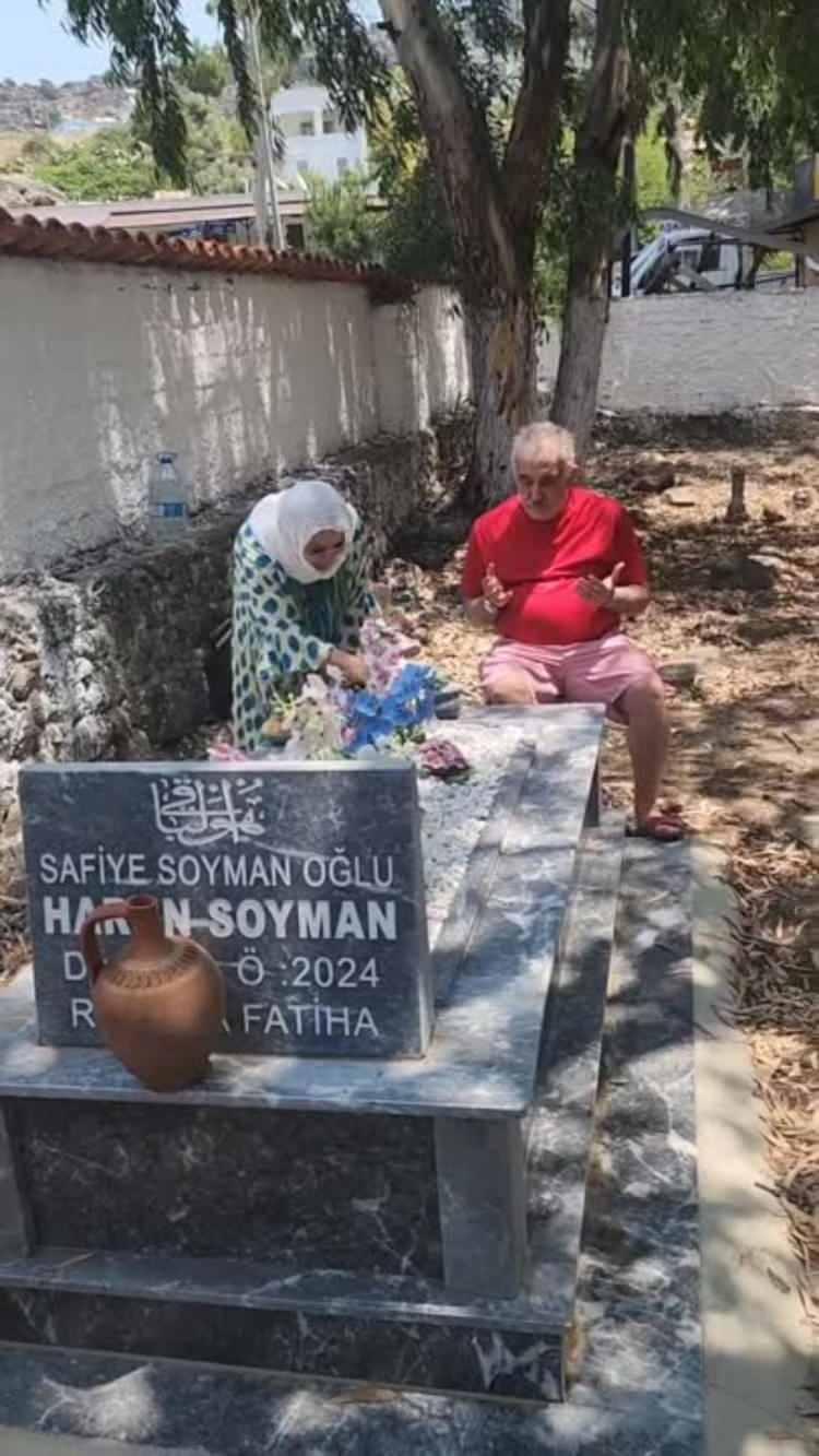 <p><span style="color:#800000"><strong>BAYRAMI OĞLUNUN MEZARI BAŞINDA GEÇİRDİ</strong></span></p>
<p><span style="color:#000000">Kurban Bayramı'nı oğlunun mezarında geçiren Soyman, sosyal medya hesabından yaptığı paylaşımla takipçilerini duygulandırdı. </span></p>