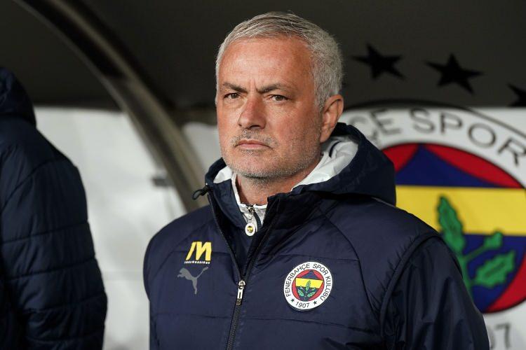 <p>Sezon öncesi takımın başına dünyaca ünlü Teknik Direktör Jose Mourinho geçti. Fenerbahçe lige ilk 5 maçta 4 galibiyet, 1 beraberlikle 13 puan toplayarak başladı. İlk mağlubiyetini evinde Galatasaray'a karşı alan sarı-lacivertliler, sonrasında tekrar yükselişe geçerken, 15. haftada Beşiktaş derbisinde de 2. yenilgisini yaşadı.</p>